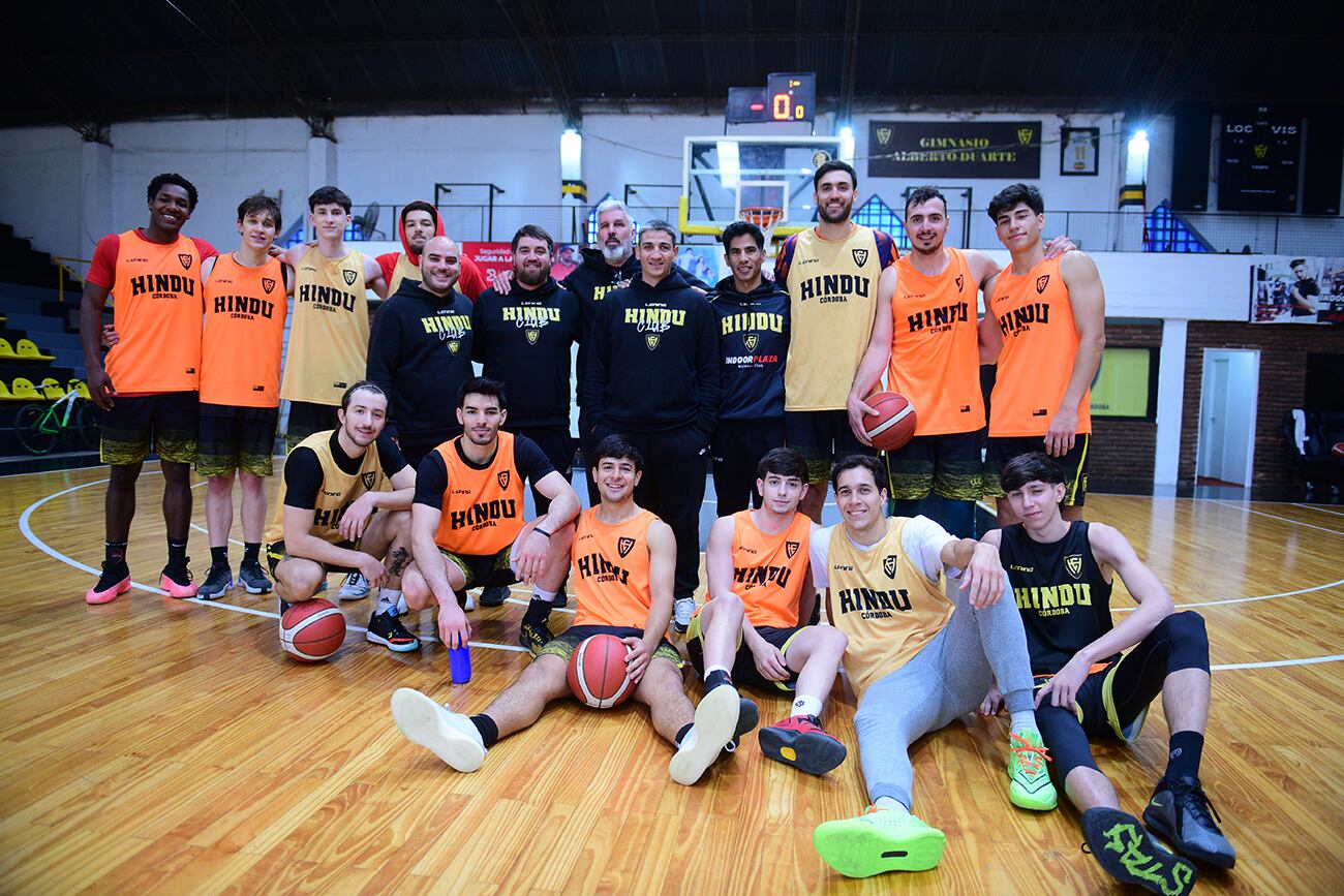 Práctica del equipo de Hindú de básquet. (José Gabriel Hernández / La Voz)
