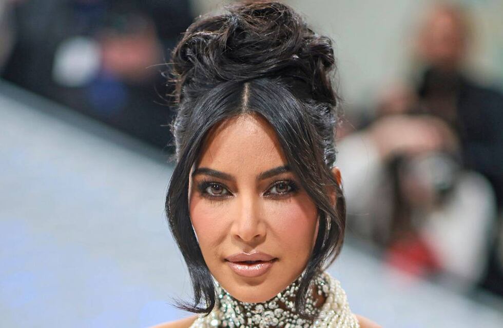 Kim Kardashian deslumbró en la Met Gala 2023 con su lujoso vestido de perlas