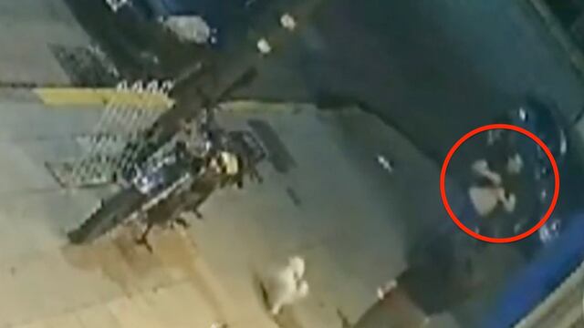 Aparecieron nuevas imágenes del Ingeniero apuñalado en Palermo para robarle el celular. Foto: Captura de video