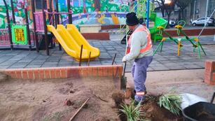 Tareas de barrido y saneamiento en espacios públicos clave como las plazas Malvinas Argentinas, Honda y Mario Vecchioli