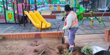 Tareas de barrido y saneamiento en espacios públicos clave como las plazas Malvinas Argentinas, Honda y Mario Vecchioli