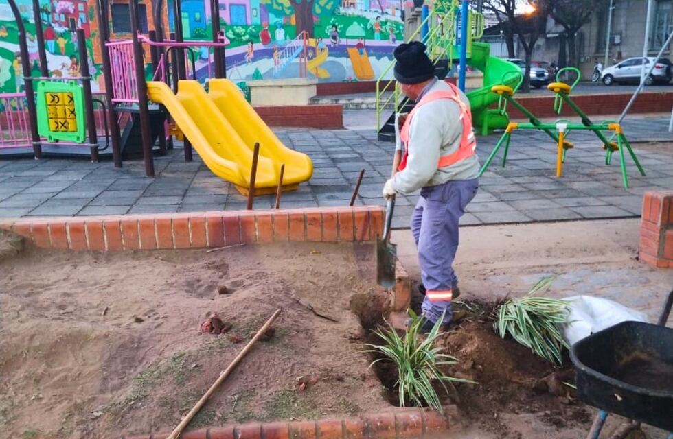 La Municipalidad refuerza la limpieza de plazas para el disfrute de los vecinos