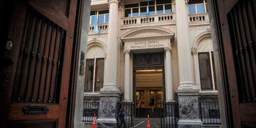 El proyecto de ley propone transferir todos los depósitos bancarios al BCRA (Foto Clarín)