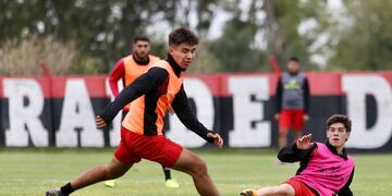 Juan Sforza es número puesto para ocupar uno de los lugares vacantes en el mediocampo.