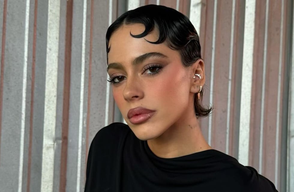 Tini Stoessel posó con una remera agujereada, sin corpiño y casi muestra de más