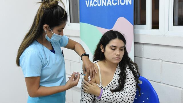 Inició la campaña de vacunación en las universidades