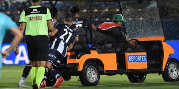 Se quedó el carrito en el Juan Gilberto Funes de La Punta. Jugadores intentaron empujarlo para que arranque.