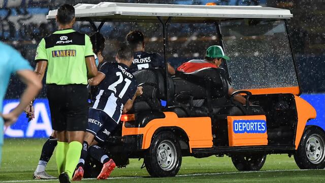 Se quedó el carrito en el Juan Gilberto Funes de La Punta. Jugadores intentaron empujarlo para que arranque.