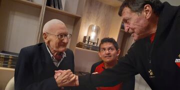 El entrenador Julio Falcioni también se acercó a saludar al fanático centenario antes del viaje a Tucumán.