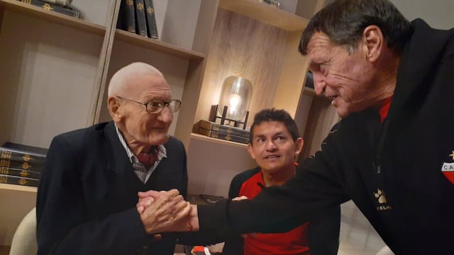 El entrenador Julio Falcioni también se acercó a saludar al fanático centenario antes del viaje a Tucumán.