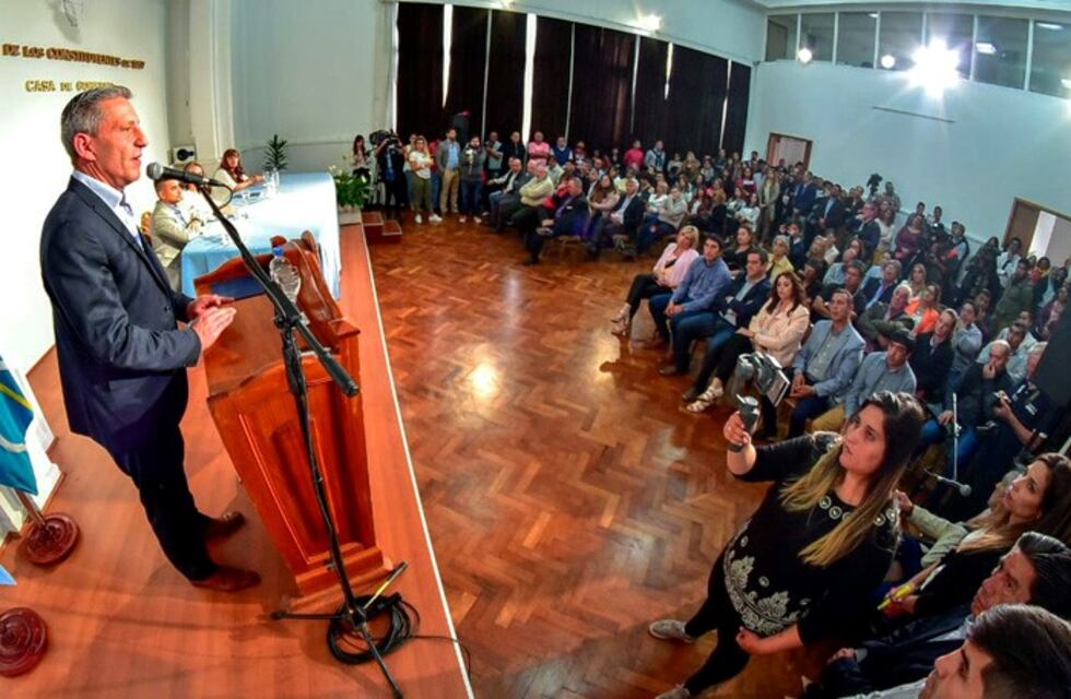 Arcioni pidió que entreguen los kits escolares y la leña con objetividad