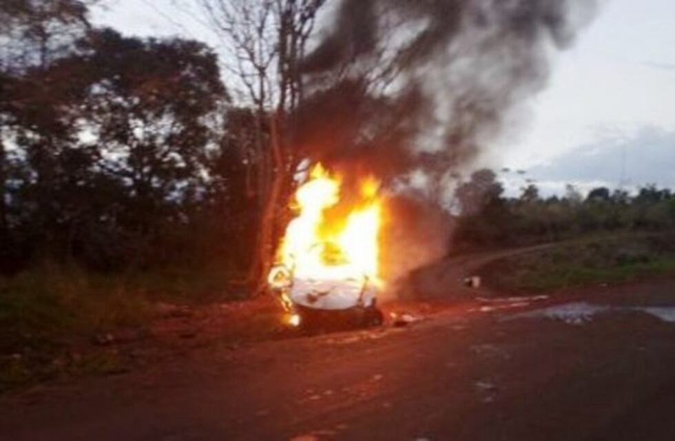 Se durmió al volante, el auto volcó y se incendió
