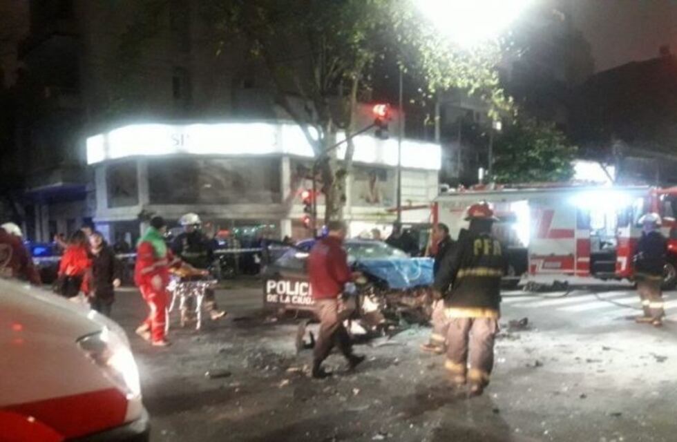 Un policía murió y otro sufrió graves heridas al chocar un patrullero con un colectivo el Balvanera