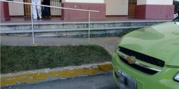 El remisero bloqueó el acceso al hospital donde está la rampa para discapacitados\u002E
