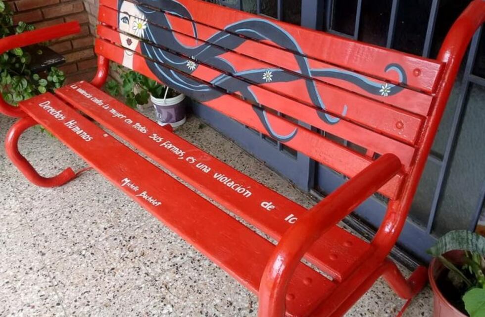 Con un banco rojo recordarán a las víctimas de femicidios en La Puerta