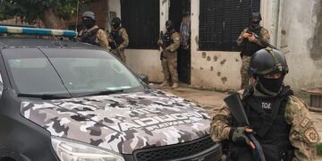 La Tropa de Operaciones Especiales (TOE) allanó domicilios en Medrano al 2600 y República de Irak al 1400\u002E (@MaxiPullaro)