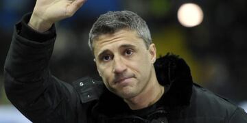 Argentine forward Hernan Crespo waves to supporters prior to the start of the Serie A soccer match between Parma and Fiorentina, in Parma, Wednesday, Feb\u002E 15, 2012\u002E Crespo will play in the Indian Premier League soccer tournament after spending his career with River Plate, Lazio, AC Milan, Chelsea, Inter Milan, Genoa and Parma teams\u002E (AP Photo/Marco Vasini) italia hernan crespo futbol futbolistas parma futbol futbolistas parma