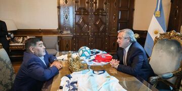 Diego Maradona y Alberto Fernández. (Foto: Presidencia)