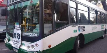 Así quedó el colectivo atacado (Foto: Policía de la Ciudad de Buenos Aires)