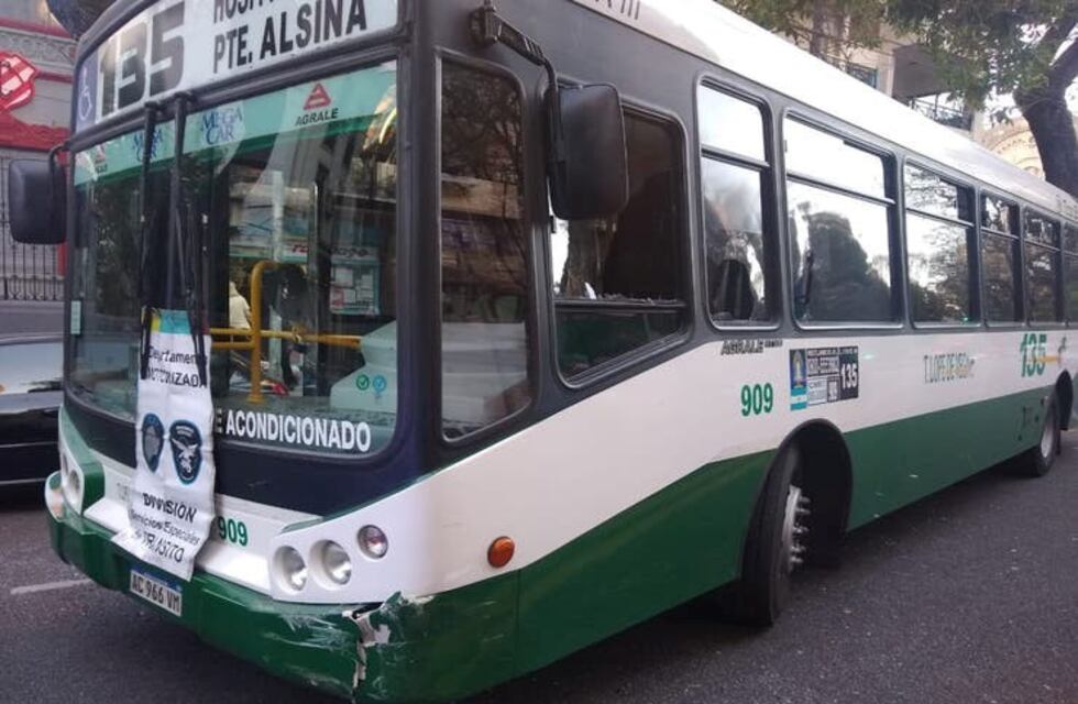 Caballito: un colectivo le rozó el auto, se bajó y atacó al chofer con una llave francesa