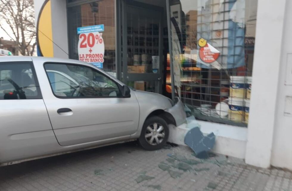 Una mujer se estrelló contra una pinturería tras un fuerte choque en barrio Echesortu
