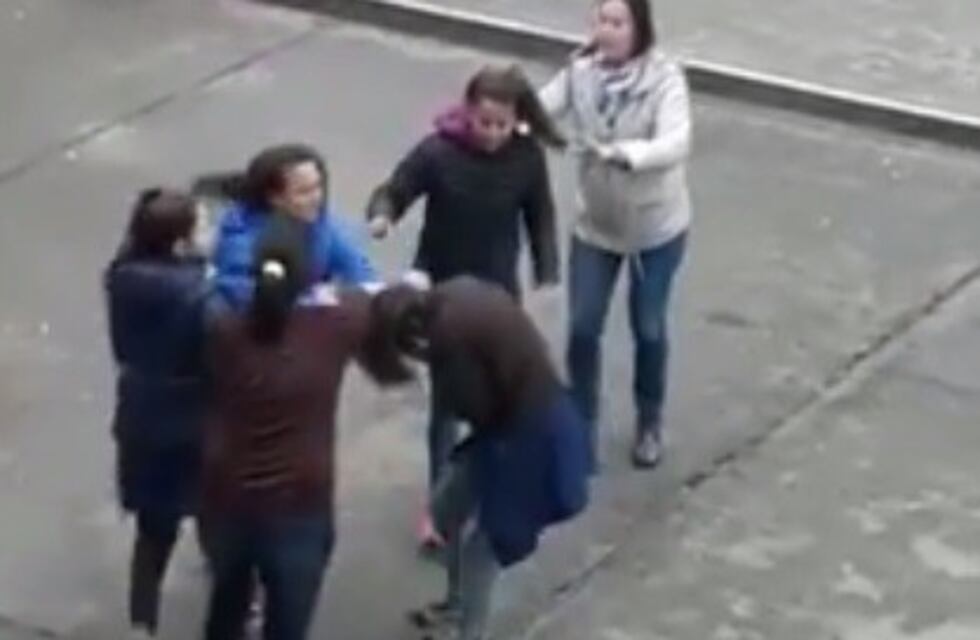 A los golpes en un recreo: alumnas fueron grabadas en una gresca en pleno patio escolar