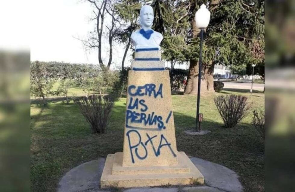 Con fuertes insultos, militantes contra el aborto vandalizaron un busto de Eva Perón