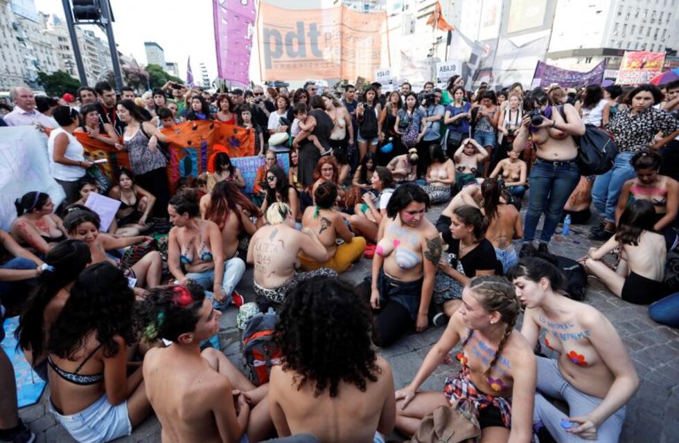 La marcha del Tetazo: con consignas políticas, amplió la polémica