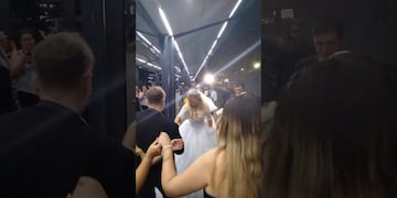 Celebraron su casamiento en el Tren Sarmiento al ritmo de Los Palmeras