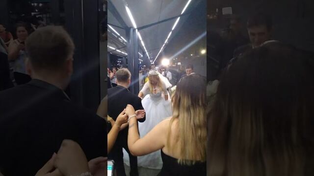 Celebraron su casamiento en el Tren Sarmiento al ritmo de Los Palmeras