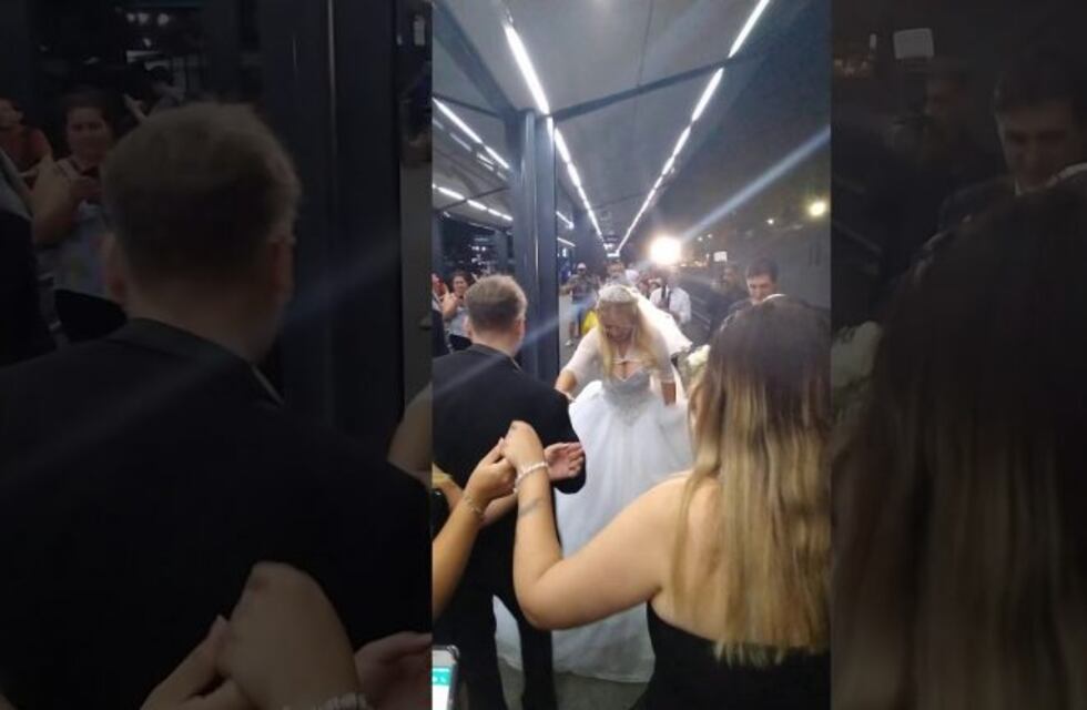Celebraron su casamiento en el Tren Sarmiento al ritmo de Los Palmeras