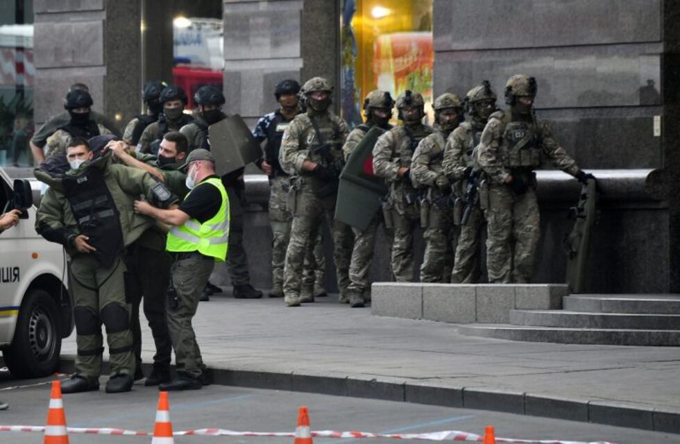 Ucrania: detuvieron al hombre que se había atrincherado en un banco y decía tener una bomba