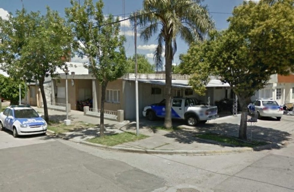 Detenidos en una comisaría le arrojaron agua hirviendo a un policía