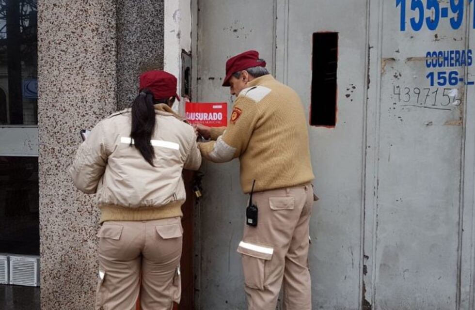 Clausuraron por tercera vez un estacionamiento y secuestraron cubiertas de dudoso origen