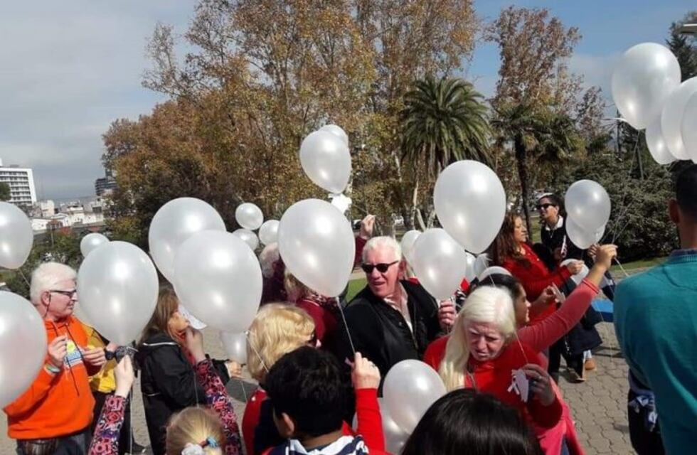 Gran suelta de globos blancos en Carlos Paz