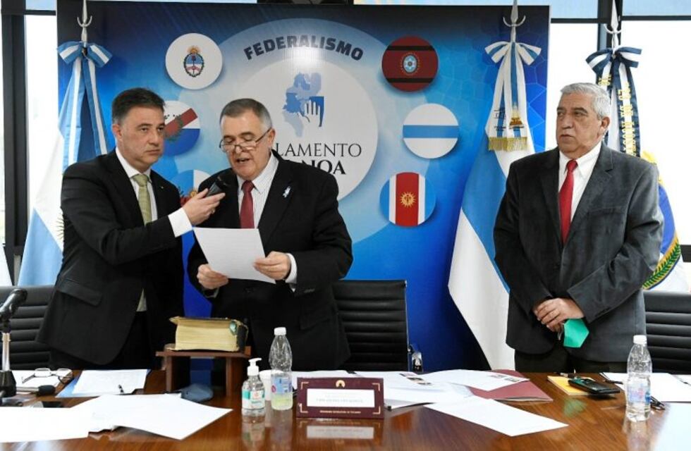 Osvaldo Jaldo presidió la sesión del Parlamento del NOA