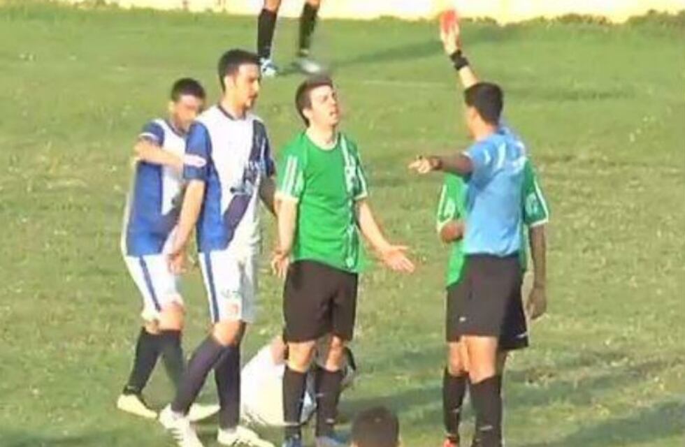 San Francisco: tremenda patada a un rival