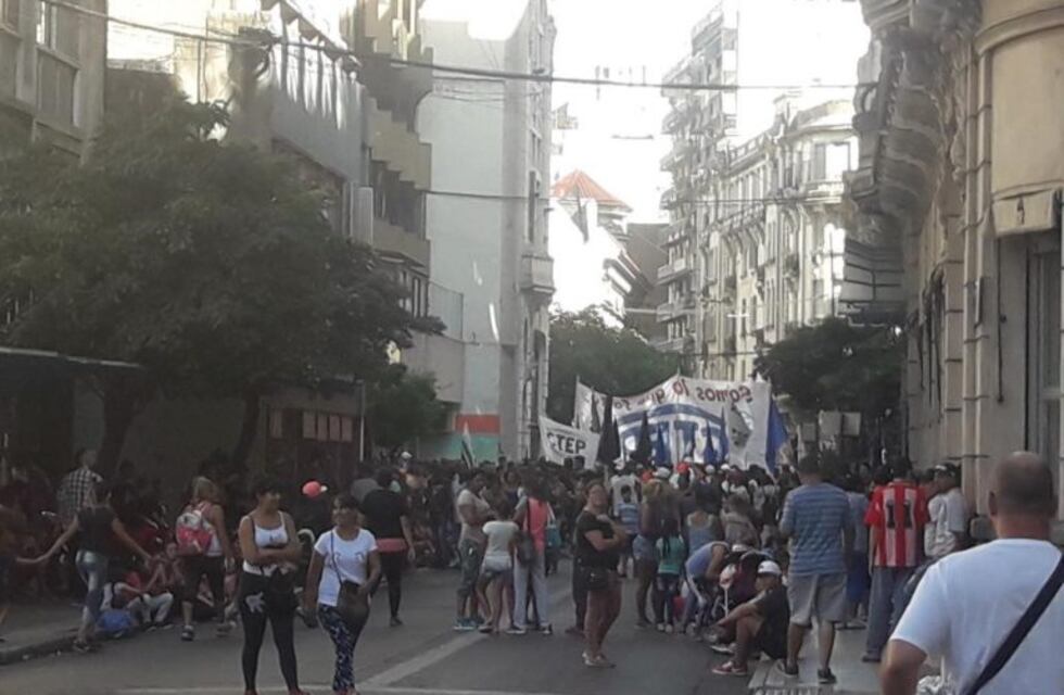 Organizaciones sociales cortaron el microcentro rosarino durante una protesta