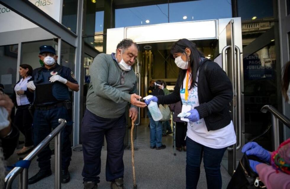 Más de 400 voluntarios asisten a adultos mayores en los bancos de Córdoba