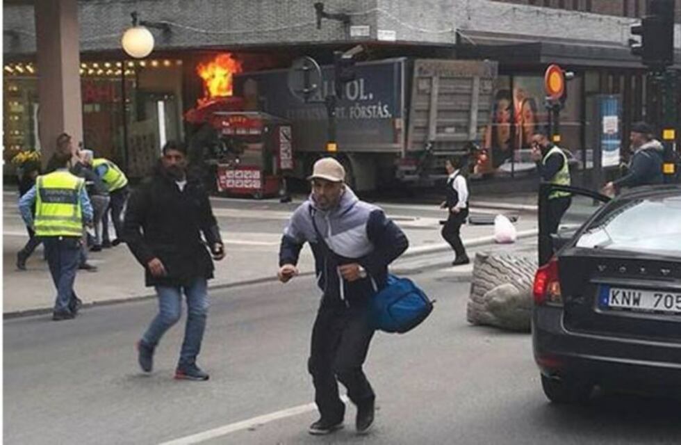 Un camión atropelló a una multitud en Estocolmo: al menos tres muertos y decenas de heridos