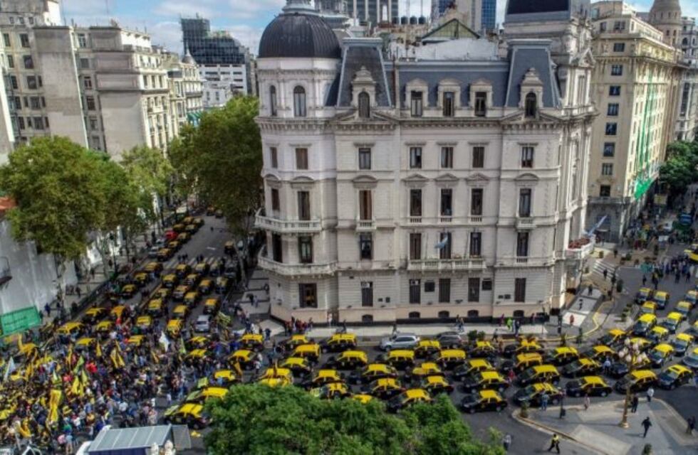 Taxistas y varias organizaciones sociales marcharon por el centro porteño