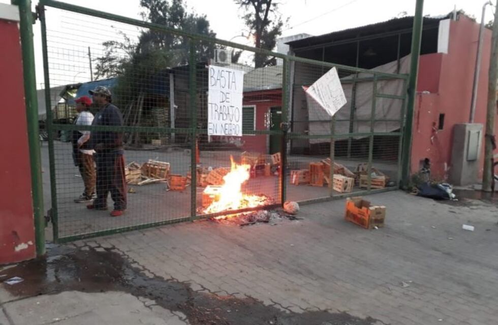 Se paraliza el trabajo en el mercado central por un conflicto laboral