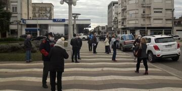Banderazo y caravana en contra de medidas del Gobierno Nacional en Azul