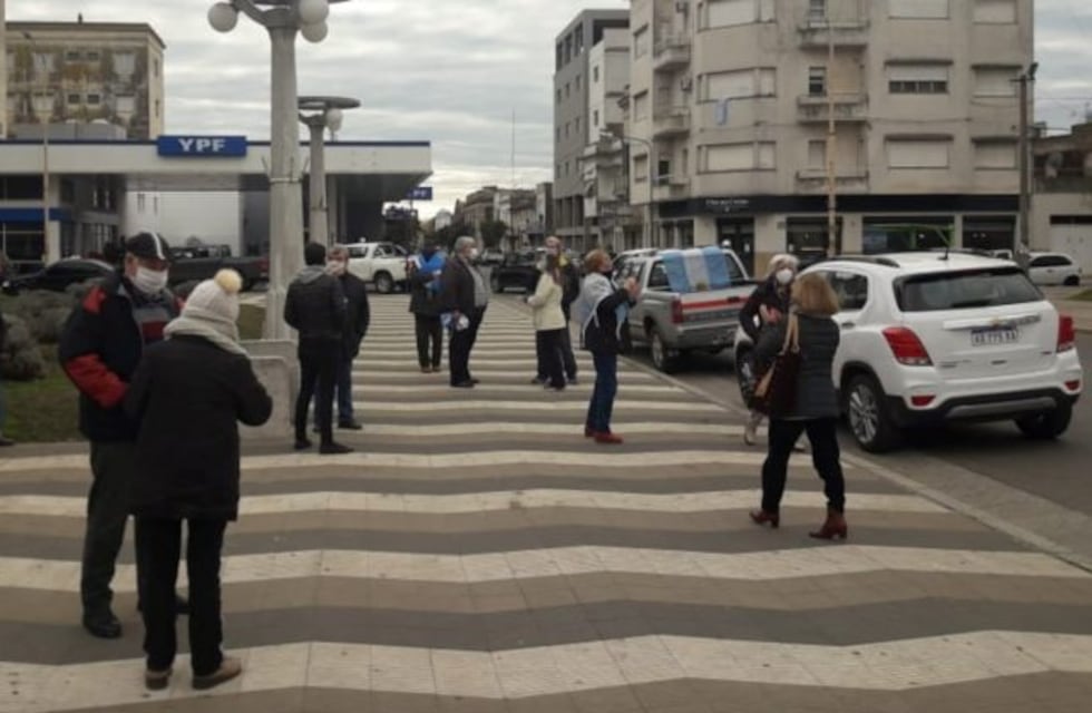 Banderazo y caravana en contra de medidas del Gobierno Nacional en Azul