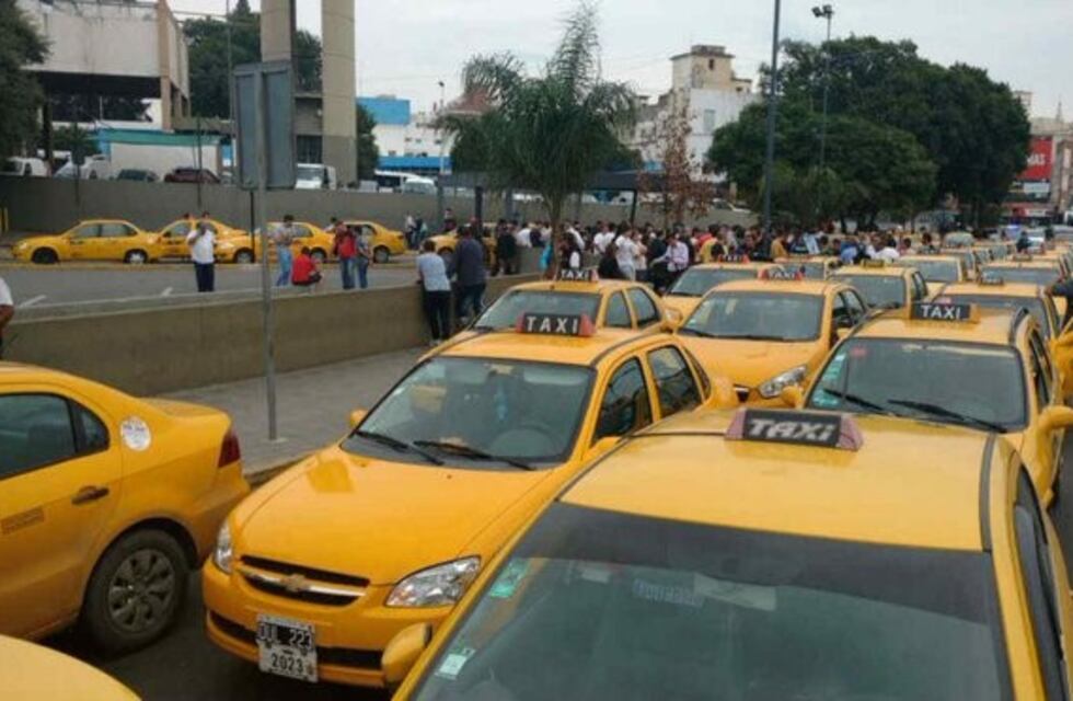 Taxistas reclamaron ante la falta de paradas en la ciudad de Córdoba