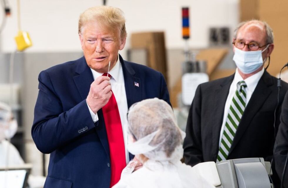 Donald Trump recorrió sin barbijo ni guantes una fábrica de tests de Covid-19 y ahora deberán descartar la producción