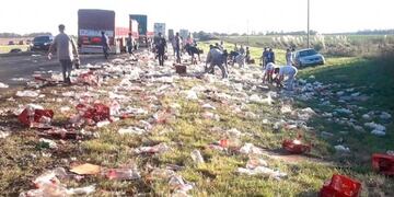 El camión volcó en la Ruta 8 en cercanías de Chaján\u002E (Foto gentileza Puntal)