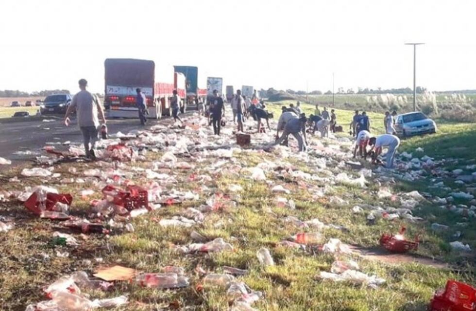 Transportaba gaseosas, se le cayó la carga y la gente se llevó las bebidas