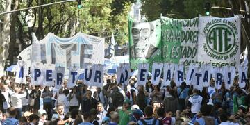 DYN07, BUENOS AIRES 16/03/17, MARCHA DE DOCENTES EN LA CIUDAD DE BUENOS AIRES. FOTO-DYN/EZEQUIEL PONTORIERO. ciudad de buenos aires conflicto paro docente en la provincia de buenos aires por la paritaria marcha en la ciudad de buenos aires marchas protes