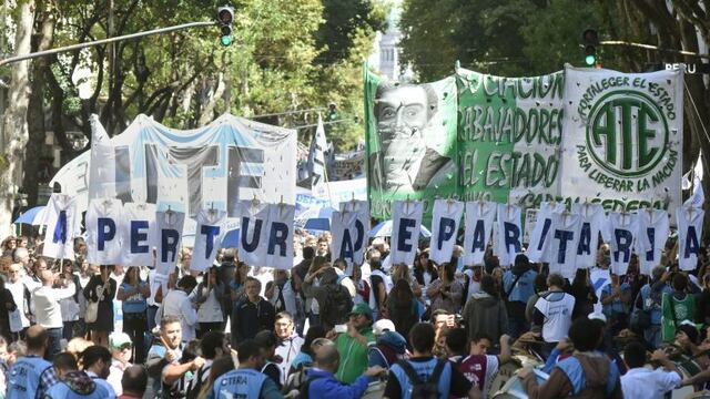 DYN07, BUENOS AIRES 16/03/17, MARCHA DE DOCENTES EN LA CIUDAD DE BUENOS AIRES. FOTO-DYN/EZEQUIEL PONTORIERO. ciudad de buenos aires  conflicto paro docente en la provincia de buenos aires por la paritaria marcha en la ciudad de buenos aires marchas protes